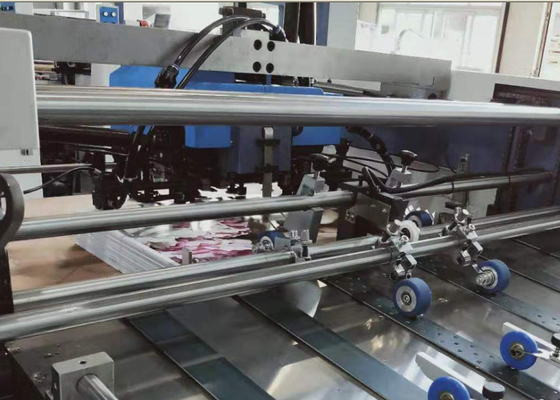 China Máquina de estratificação industrial 100 do sentido vertical - espessura 500Gsm de papel fornecedor