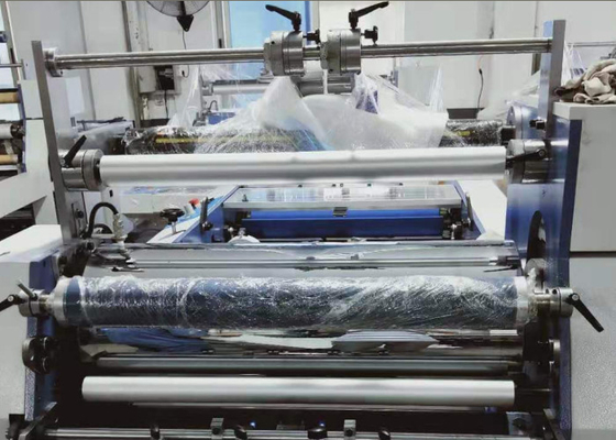 China Material matte/lustroso da máquina semi automática da laminação de folha do PVC do filme do aço fornecedor
